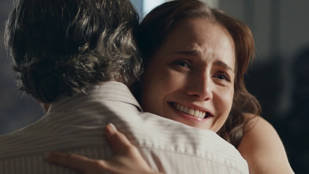 Quem Ama Cuida: após morte de Arthur, Adriana e Otoniel têm reencontro emocionante