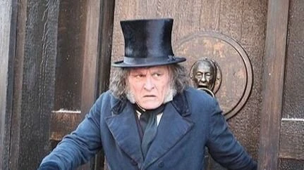 Comic-Con: Johnny Depp assusta ao surgir como Ebenezer em novo filme; veja