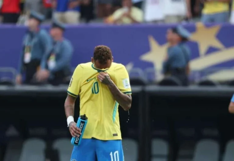 Pai de Neymar faz apelo ao filho após eliminação do Brasil na Copa: ‘Continua jogando’