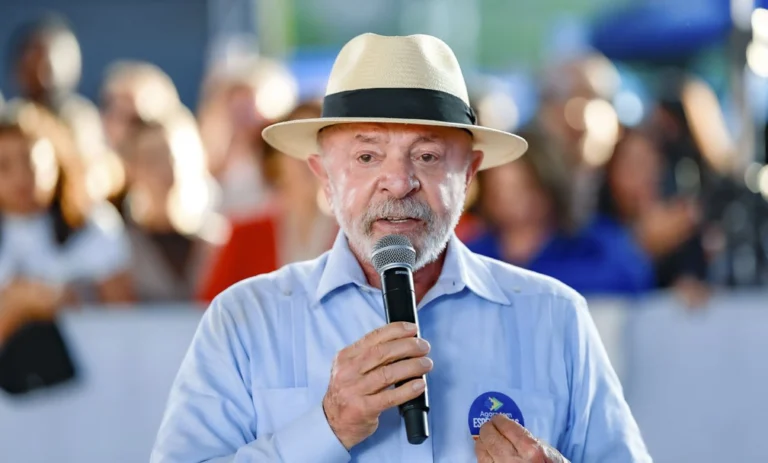 Lula decide manter viagens e adequará eventos à lei eleitoral