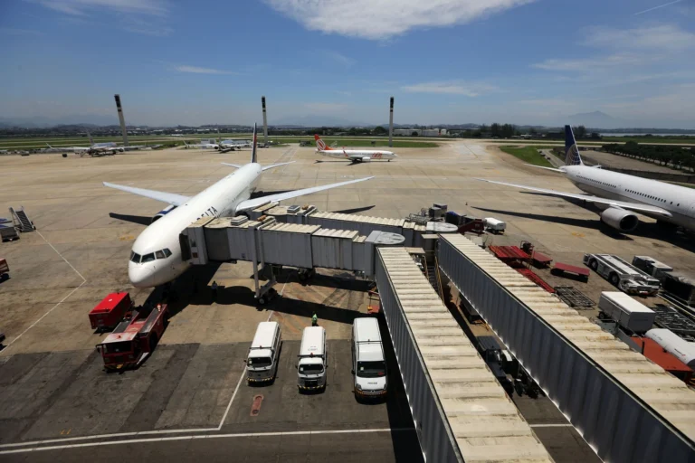 Fragmento de drone é encontrado em avião após pouso no Galeão