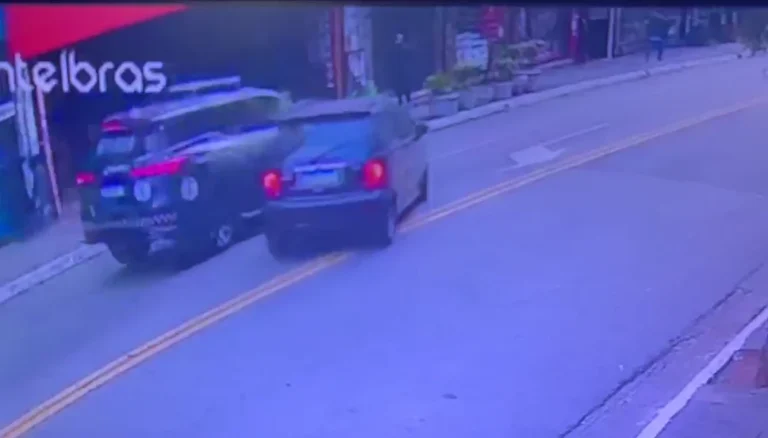 Vídeo mostra momento em que carro atinge viatura da GCM antes de disparo