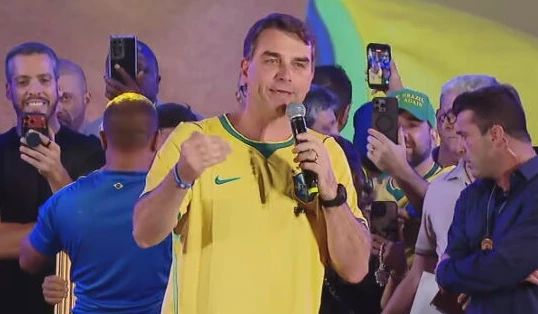 “Vou para os EUA defender o PIX”, diz Flávio Bolsonaro