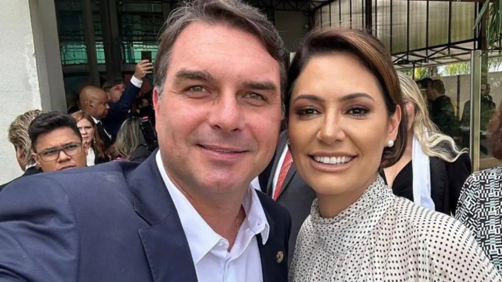 PL planeja aparição pública de Flávio com Michelle em convenção no DF