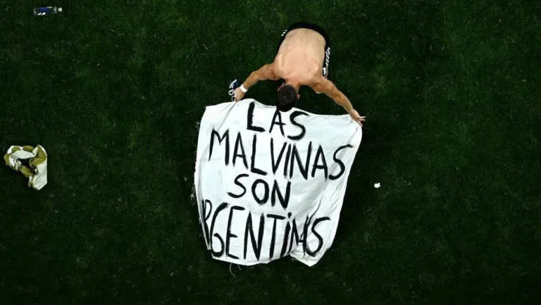 Argentina pode sofrer punições da Fifa por conta da faixa de Malvinas; veja