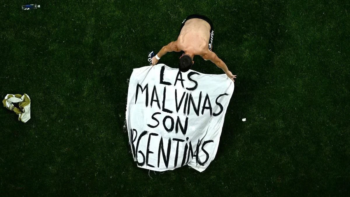 Argentina pode sofrer punições da Fifa por conta da faixa de Malvinas; veja
