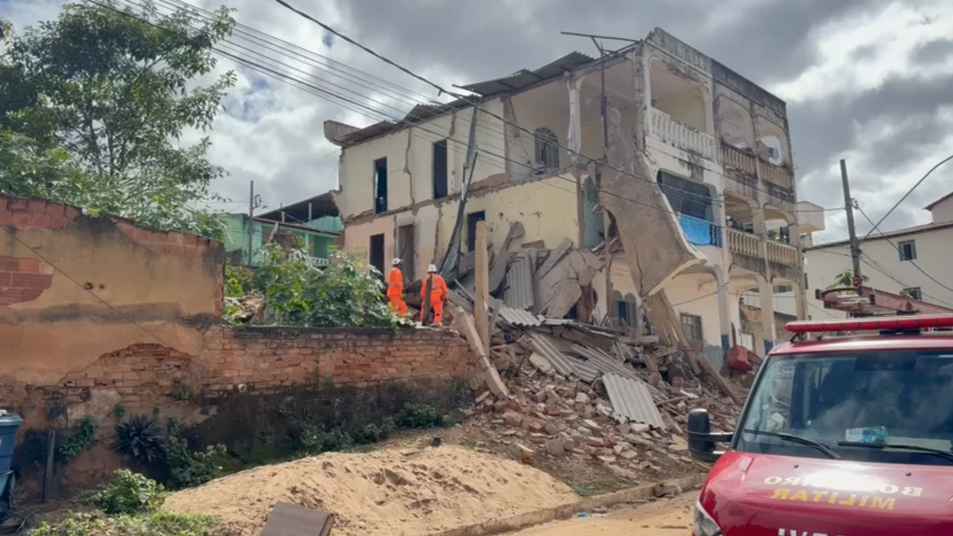 Edificação desaba e deixa feridos em Governador Valadares (MG)