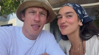Dua Lipa e Callum Turner são flagrados em NY cantando parabéns para fã