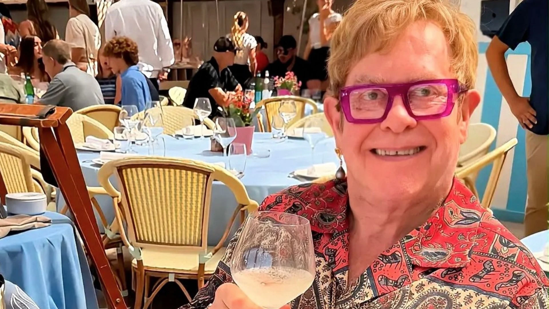 Elton John comemora 36 anos de sobriedade: 