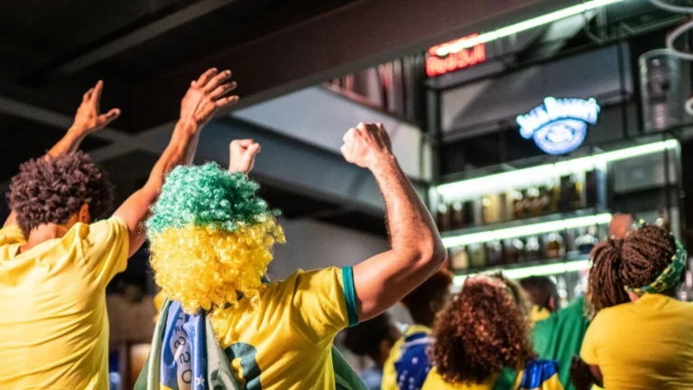Consumação mínima e taxa de 10%: saiba o que bares podem cobrar na Copa