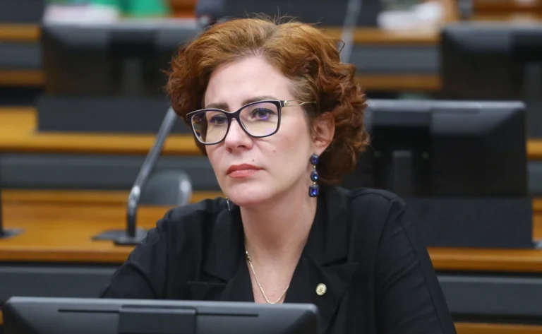 Defesa de Zambelli acionará Moraes em Tribunal de Haia