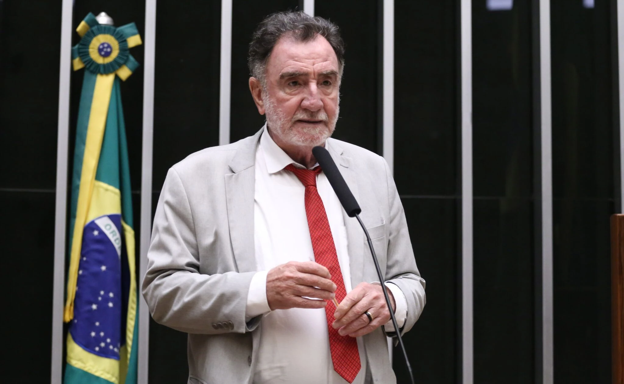 PSB tenta emplacar vice de Patrus Ananias em Minas
