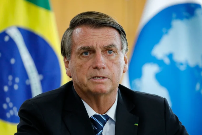Defesa diz que uma arma de Bolsonaro foi presente e está em empresa do RS