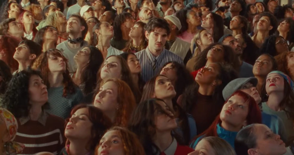 Jão caminha pelo MASP em clipe de 