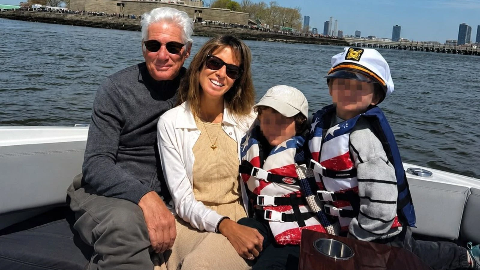 Galã de Hollywood, Richard Gere faz raro post com esposa e filhos