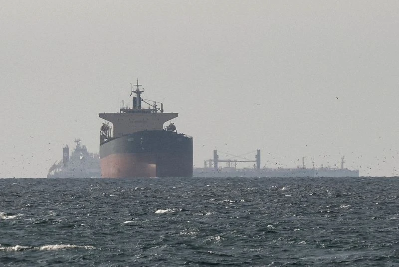 Dois navios foram atingidos por mísseis iranianos, dizem Emirados Árabes