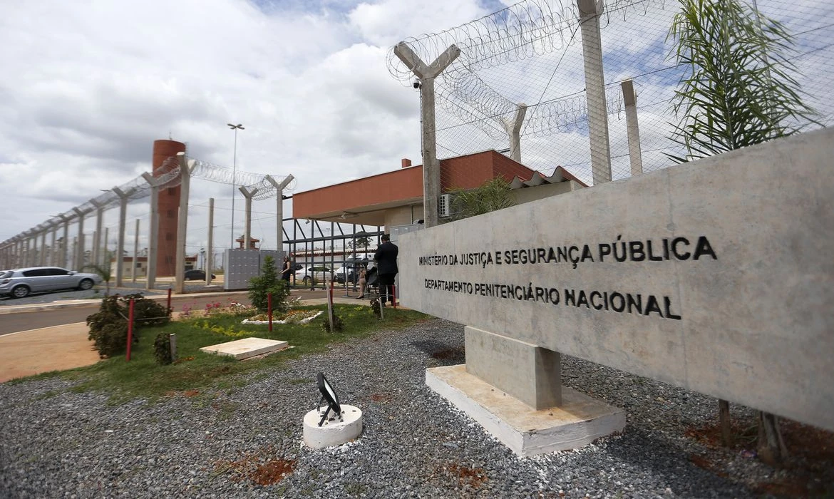 Chefe de facção do Paraná é encontrado morto em presídio de Brasília