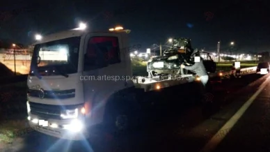 Acidente entre carro e guincho deixa dois mortos no interior de SP