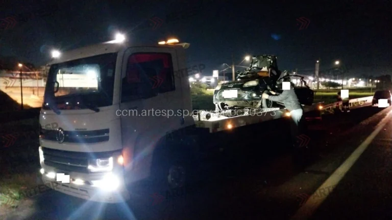 Acidente entre carro e guincho deixa dois mortos no interior de SP