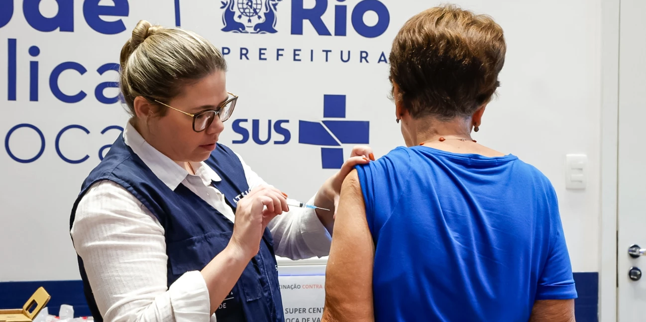Idosos a partir de 60 anos já podem se vacinar contra Covid-19 no Rio
