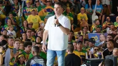 Flávio Bolsonaro diz que teve filhas para que elas cuidem dele na velhice