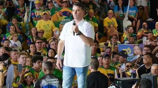 Flávio Bolsonaro diz que teve filhas para que elas cuidem dele na velhice