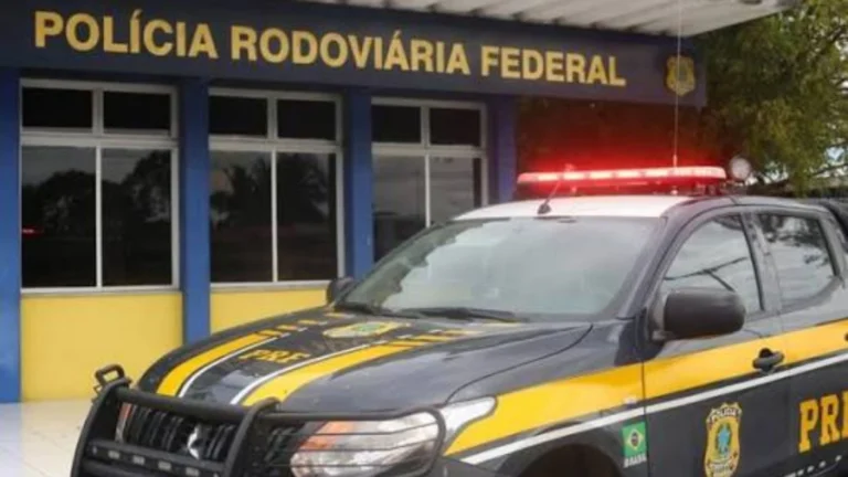 Homem embriagado furta viatura da PRF e acaba preso no Ceará