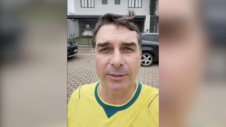 Flávio come pão com leite condensado para reforçar associação a Bolsonaro