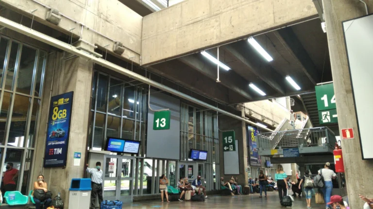 Idosos de baixa renda terão desconto em passagens sem limite de horário