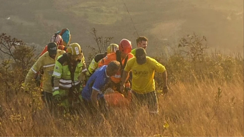 Mulher cai durante voo de parapente na Grande BH
