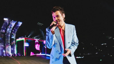 Harry Styles escorrega no palco após tempestade de granizo no México; veja
