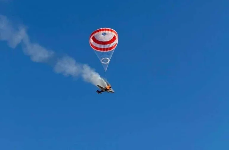 Avião monomotor pega fogo no ar e cai com paraquedas acionado em MG; veja vídeo