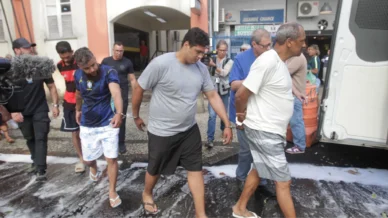 Terceiro envolvido em linchamento de ciclista se entrega à polícia no Rio