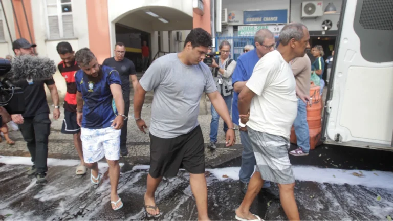 Terceiro envolvido em linchamento de ciclista se entrega à polícia no Rio