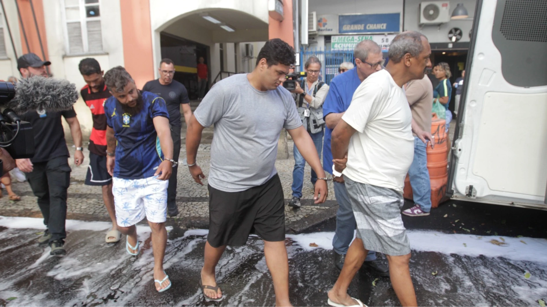Terceiro envolvido em linchamento de ciclista se entrega à polícia no Rio