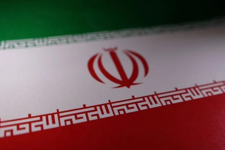 Moeda iraniana cai para mínima histórica em relação ao dólar