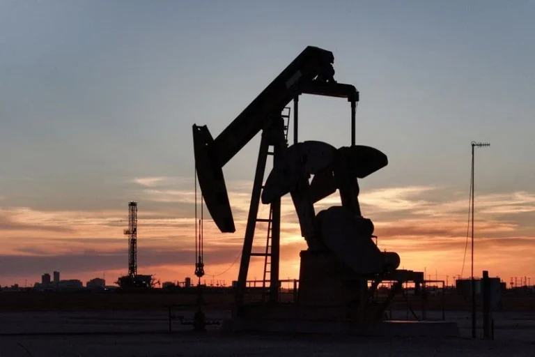 Petróleo fecha com queda de 5% após avanços nas negociações entre EUA e Irã
