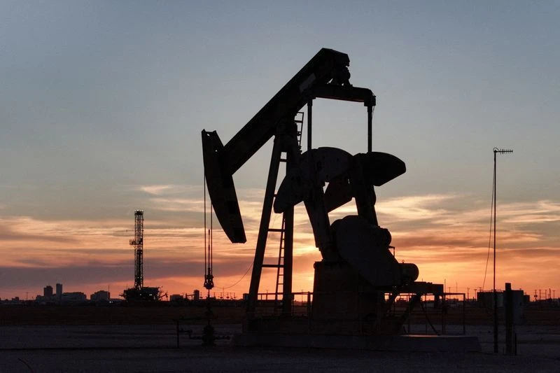 Petróleo fecha com queda de 5% após avanços nas negociações entre EUA e Irã