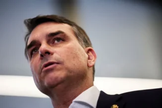 Vou usar no limite da lei, diz Flávio sobre imagem de Jair na campanha