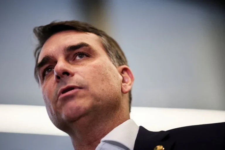 Vou usar no limite da lei, diz Flávio sobre imagem de Jair na campanha