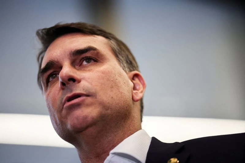 Vou usar no limite da lei, diz Flávio sobre imagem de Jair na campanha