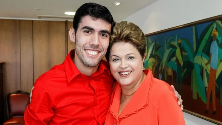 Campanha de Flávio aponta que ‘Dilma Bolada’ começou boato sobre padroeira