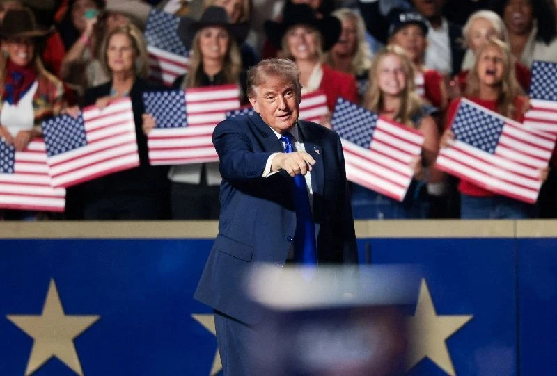 Popularidade de Trump sobe após mínima recorde, aponta pesquisa