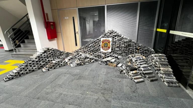 PF apreende mais de 1 tonelada de cocaína em depósito clandestino em SC