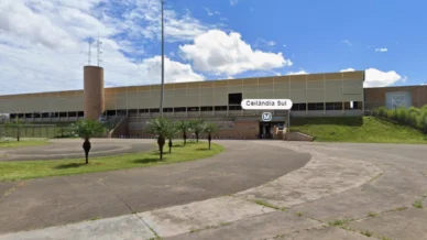 Homem ataca jovem com garrafa de vidro dentro de vagão exclusivo do metrô