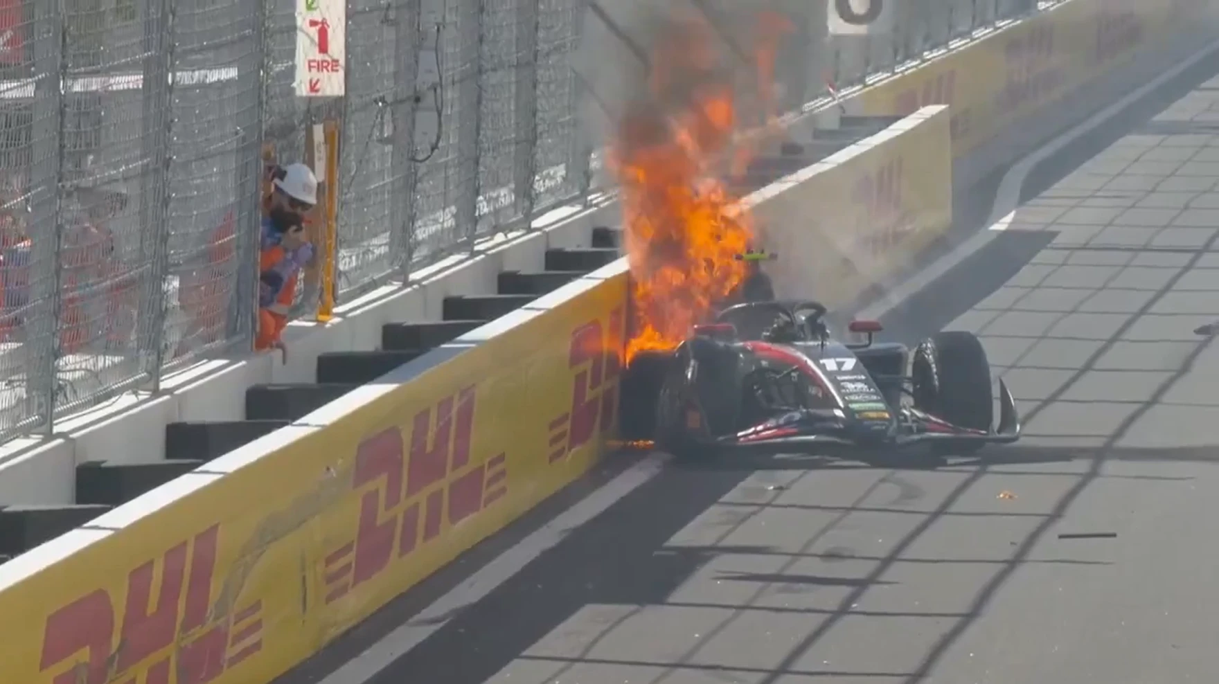 Acidente deixa carro da F2 em chamas na estreia do novo circuito de Madri