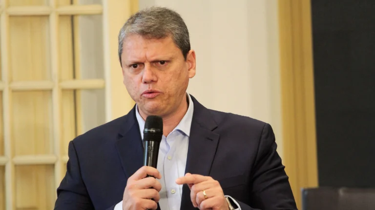 Tarcísio defende quebra de sigilo de “Dark Horse” mesmo que atinja Flávio
