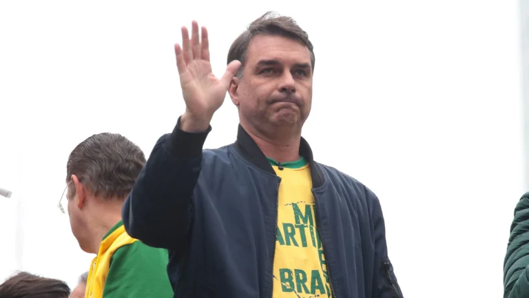 Defesa de Flávio diz que PT quer “escolher” relator de investigações