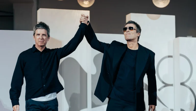 Liam e Noel Gallagher vão a Veneza para lançamento de documentário do Oasis