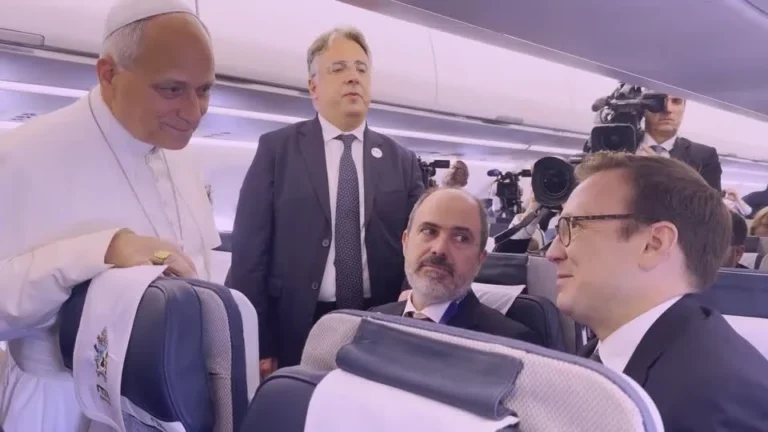Papa Leão XIV defende liberdade de imprensa em viagem à França